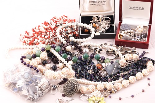 Lot 60 - A group of costume and silver jewellery,...