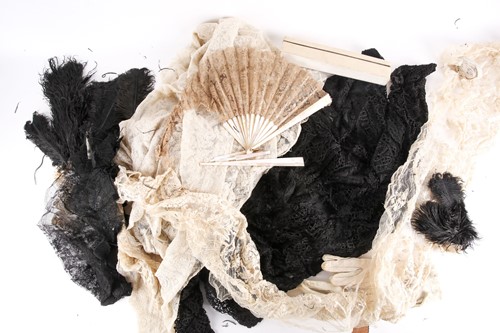 Lot 304 - A small collection of 19th /20th-century lace...