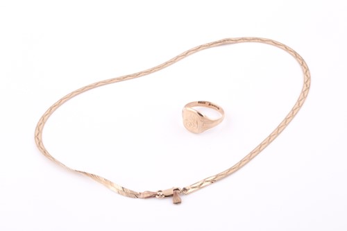 Lot 250 - A 9ct yellow gold signet ring, engraved with...
