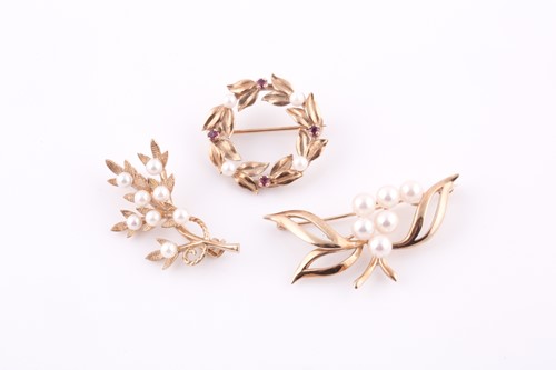 Lot 191 - A 9ct yellow gold wreath brooch, set with...