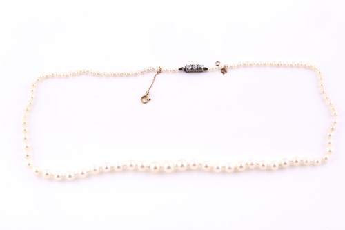Lot 480 - A graduated pearl necklace, the pearls...