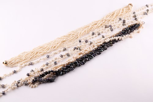 Lot 98 - A freshwater white and grey pearl short lariat...