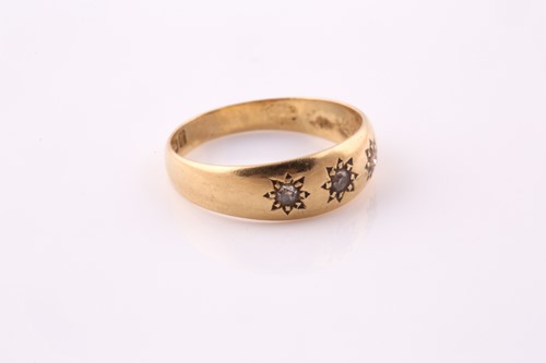 Lot 9 - An early 20th century three stone diamond...
