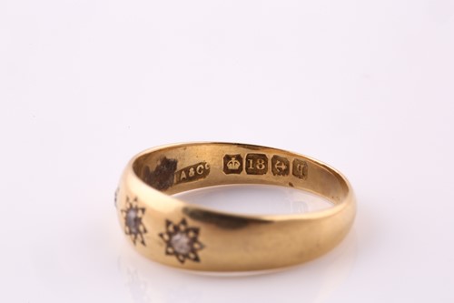 Lot 9 - An early 20th century three stone diamond...