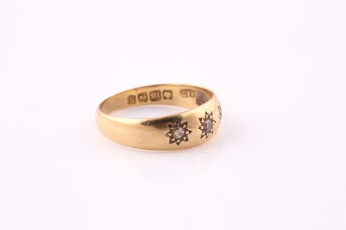 Lot 9 - An early 20th century three stone diamond...