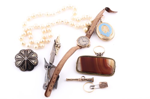 Lot 132 - A group of various jewellery items, to include...