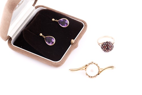 Lot 240 - A 9ct yellow gold and mabe pearl bar brooch,...