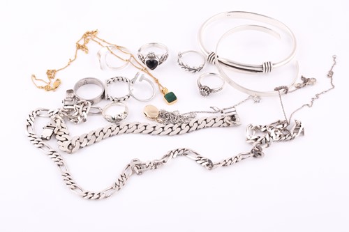 Lot 462 - A small group of silver and white metal...