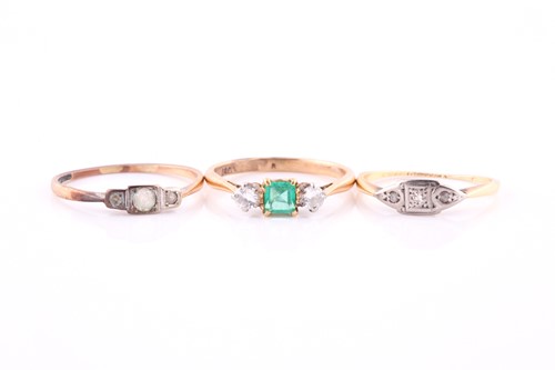 Lot 498 - An emerald and diamond three stone half hoop...