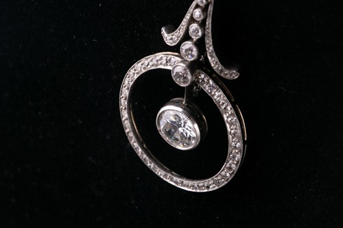 Lot 556 - A Belle Epoque diamond pendant necklace...