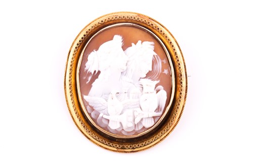 Lot 394 - A hardstone cameo brooch The ovl-shaped...