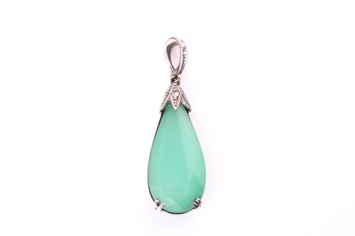 Lot 329 - An Art Deco chrysoprase and diamond-set...