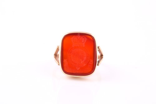 Lot 371 - A gentleman's signet ring, the carnelion...