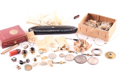 Lot 379 - A collection of jewellery, comprising of...