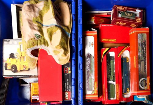 Lot 260 - A collection of mostly "OO" vintage model...