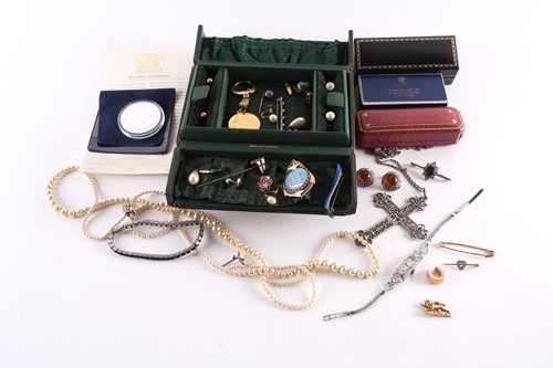 Lot 449 - A 1920s 9ct white gold cocktail lady's watch...