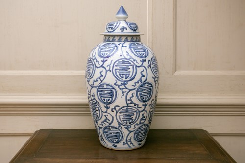 Lot 112 - A large Chinese blue and white porcelain ovoid...