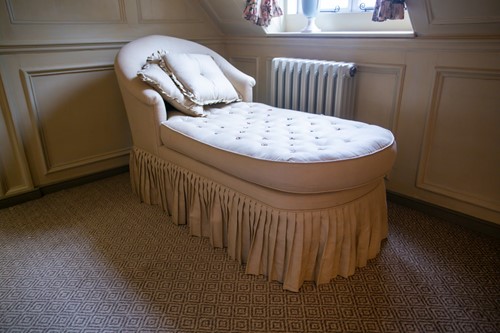 Lot 15 - An French style deep button upholstered...