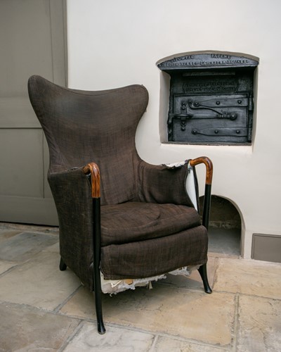 Lot 56 - An Umberto Asngao 'Progetti' upholstered...