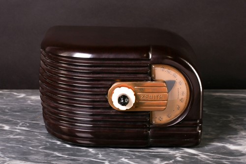 Lot 263 - A Zenith vintage bakelite radio, model 6 D 311,...