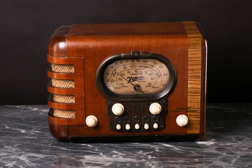 Lot 285 - A Zenith vintage tabletop valve radio, circa...
