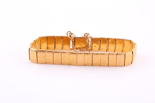 Lot 422 - A bracelet The highly articulated bracelet,...