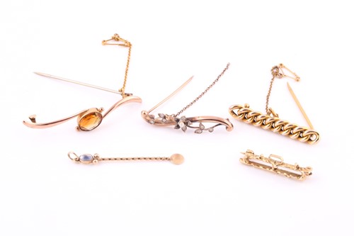Lot 381 - A collection of brooches and a pendant...