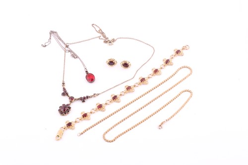 Lot 460 - A collection of jewellery and garnet-set...