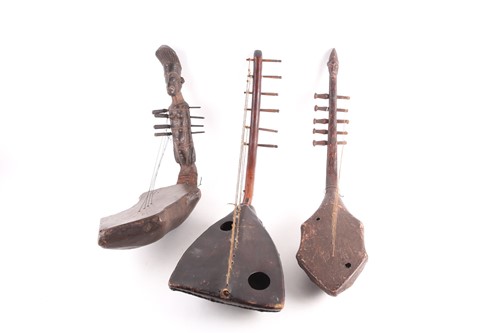 Lot 184 - A Mangbetu bow harp, Adungu, 20th century, the...
