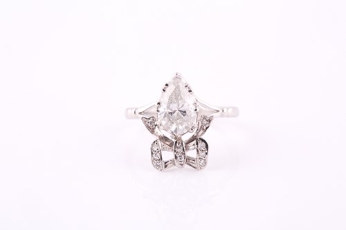 Lot 431 - A pear cut diamond ring, estimated central...