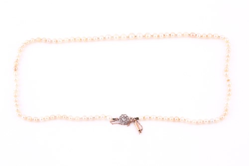 Lot 208 - A single strand pearl necklace, light cream...