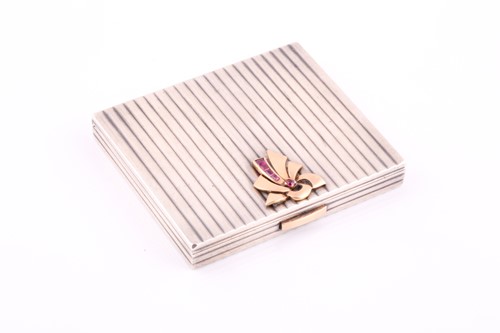 Lot 324 - A French Art Deco Cartier style compact; of...