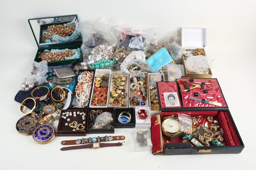 Lot 43 - A quantity of assorted costume jewellery, to...