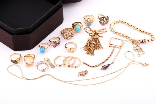 Lot 285 - A collection of yellow gold jewellery,...