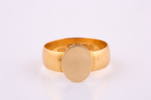 Lot 127 - A 22ct yellow gold signet ring, hallmarked...