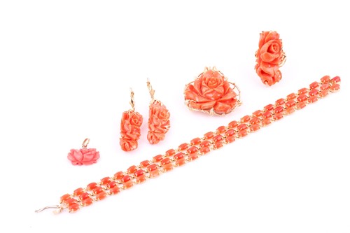 Lot 188 - A lot consisting of a three-row bracelet set...