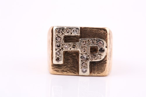 Lot 22 - A 9ct yellow gold textured 'initial' ring, the...