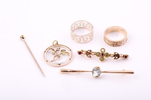 Lot 176 - A mixed lot of yellow and white metal with...