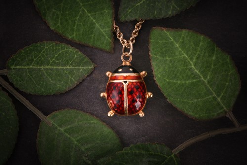 Lot 172 - A yellow metal and enamelled pendant in the...