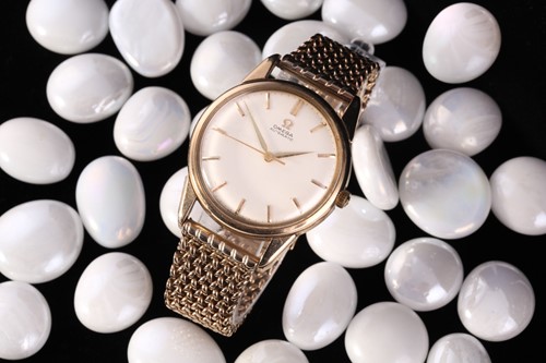 Lot 411 - A gentleman's 9ct yellow gold Omega wristwatch,...