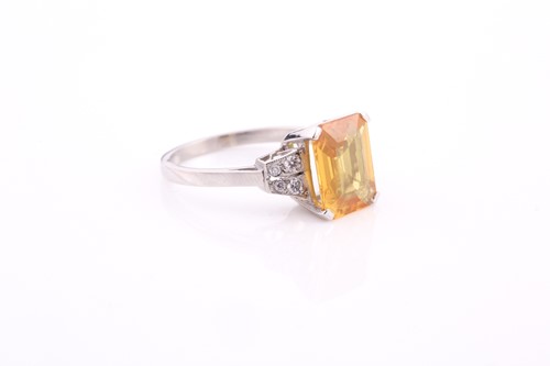 Lot 16 - A yellow sapphire and diamond ring, the...