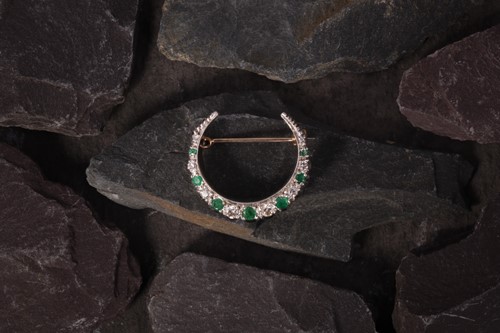 Lot 248 - An emerald and diamond crescent brooch,...