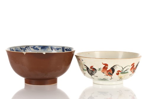 Lot 100 - A Chinese porcelain cockerel bowl, late Qing,...