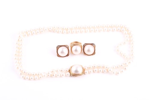 Lot 180 - A lot of 1970's style mabe pearl set necklace,...