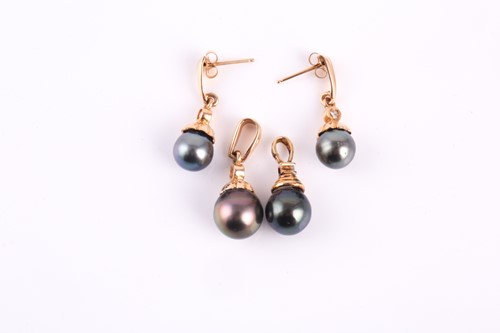 Lot 36 - A black pearl and diamond pendant set in...