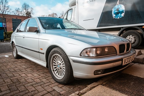 Lot 326 - A 1999 BMW 523i SE Auto silver saloon,...