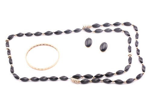 Lot 40 - A Jet bead necklace, with yellow precious...