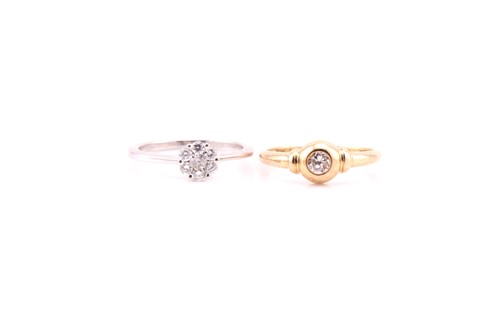Lot 309 - A seven stone diamond cluster flowerhead ring,...