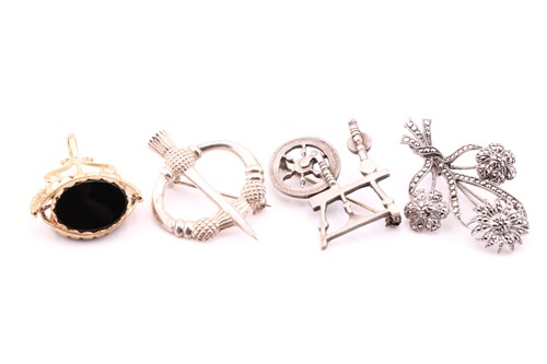 Lot 38 - A 9 carat gold swivel fob seal, with onyx,...