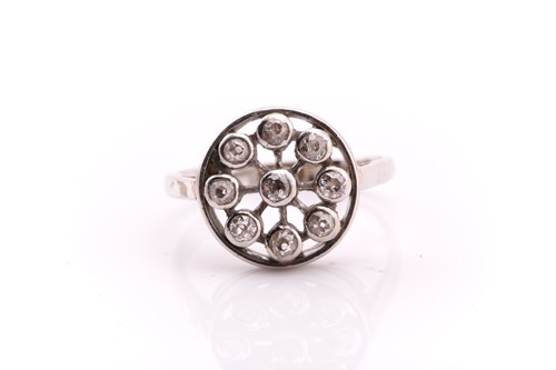 Lot 192 - An Edwardian diamond cluster ring; of...